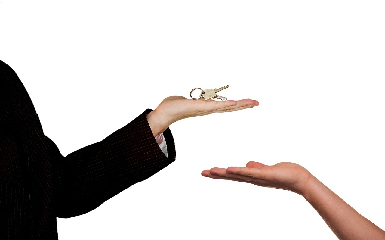 Czy warto zgłosić się do biura nieruchomości przy sprzedaży mieszkania?