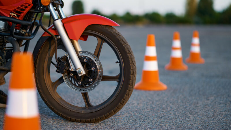 Praktyczne zajęcia na placu manewrowym w szkole motocyklowej – jak wyglądają?