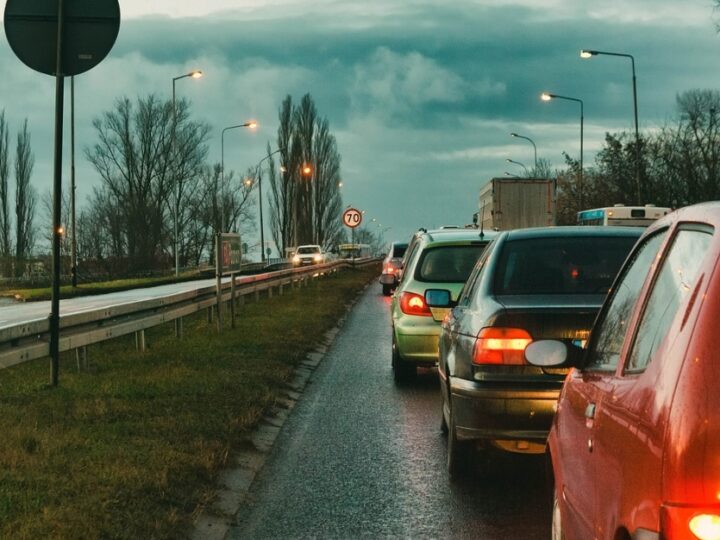 Kontrowersyjna inwestycja w Krakowie: tablice informacyjne dla kierowców