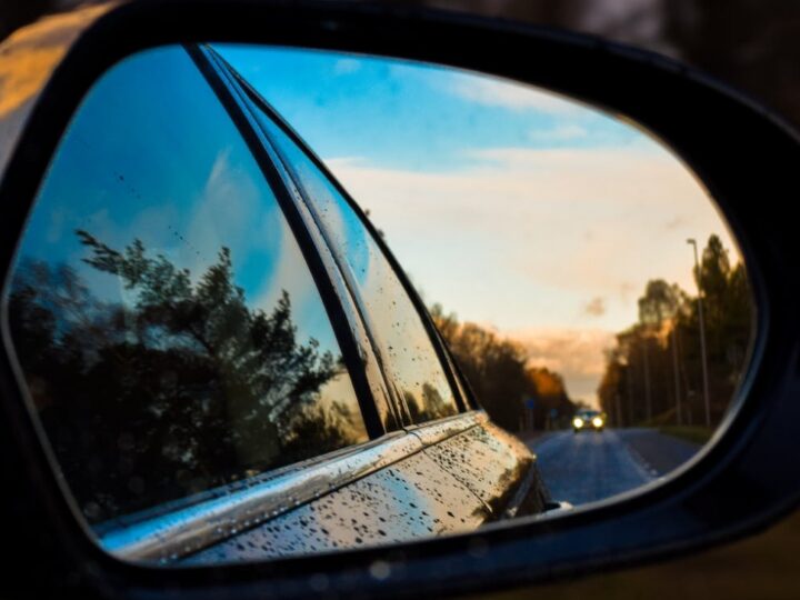 Nietrzeźwa kobieta prowadząca auto w Krakowie utknęła na torach tramwajowych