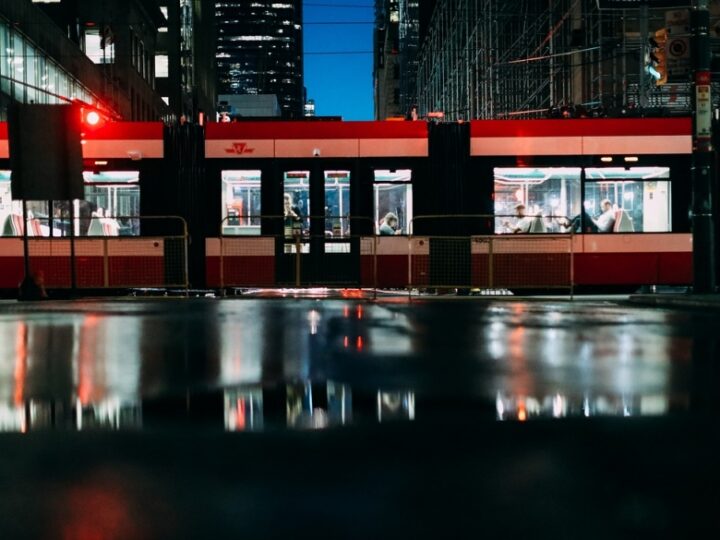 Mężczyzna, który groził nożem w krakowskim tramwaju, zatrzymany przez policję