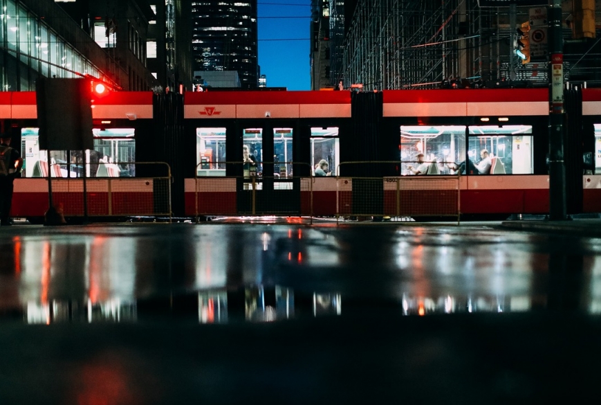 Mężczyzna, który groził nożem w krakowskim tramwaju, zatrzymany przez policję