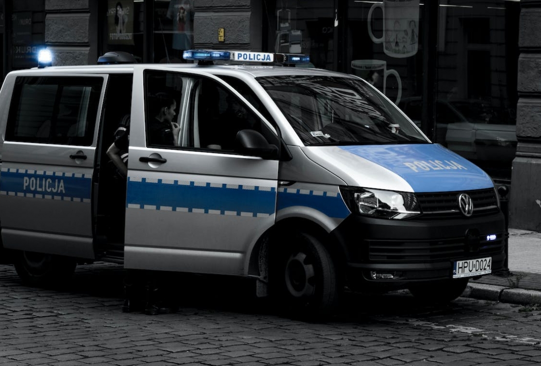 Interwencja policji w Krakowie: kobietę z myślami samobójczymi odnaleziono na przystanku