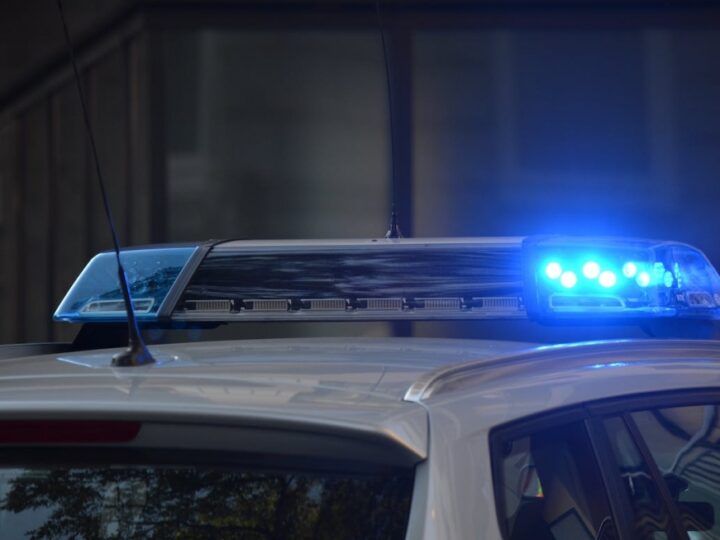 Pościg w Krakowie: policja zatrzymuje 28-latka, który podczas ucieczki uszkodził kilka pojazdów i skoczył do Wisły