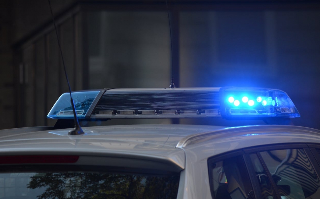 Pościg w Krakowie: policja zatrzymuje 28-latka, który podczas ucieczki uszkodził kilka pojazdów i skoczył do Wisły