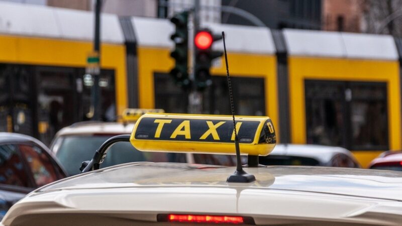 Policyjna inspekcja taksówek w Krakowie zakończona serią mandatów