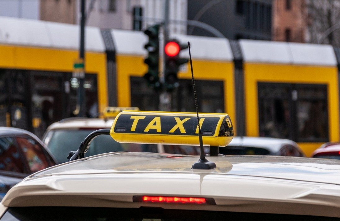 Policyjna inspekcja taksówek w Krakowie zakończona serią mandatów