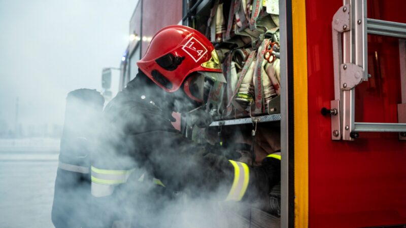 Interwencja policji w gaszeniu płonącego autokaru na trasie Kraków-Zakopane