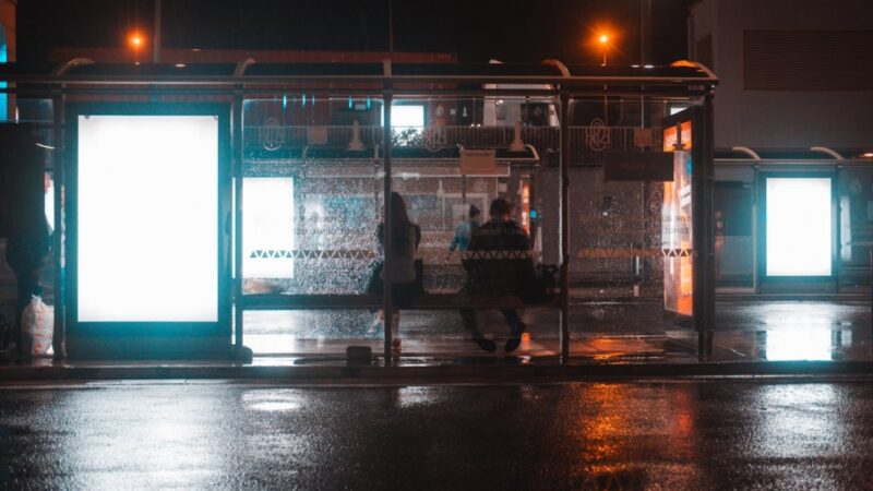 Zagrożenie na przystanku autobusowym w Krakowie: Policja interweniuje przeciwko agresywnym mężczyznom