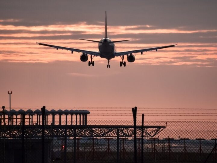 Awaryjne lądowanie w Krakowie: Ryanair wraca z powodu usterek technicznych