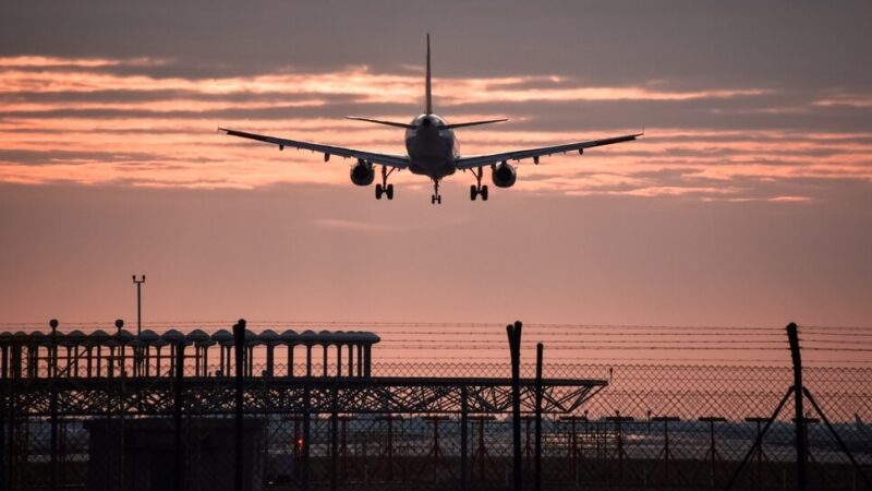 Awaryjne lądowanie w Krakowie: Ryanair wraca z powodu usterek technicznych
