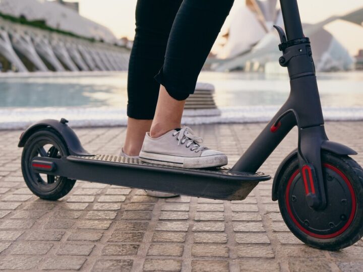 Bezpieczna jazda na hulajnodze i rowerze: Krakowska drogówka edukuje mieszkańców i turystów