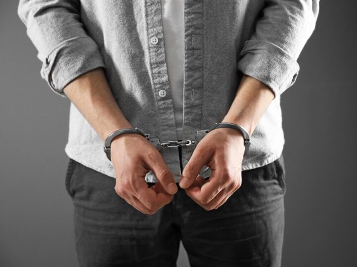 Kraków w szoku: Taksówkarz zaatakowany nożem, policja w obławie na sprawcę