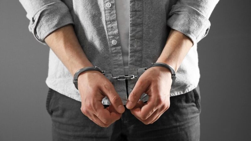 Kraków w szoku: Taksówkarz zaatakowany nożem, policja w obławie na sprawcę