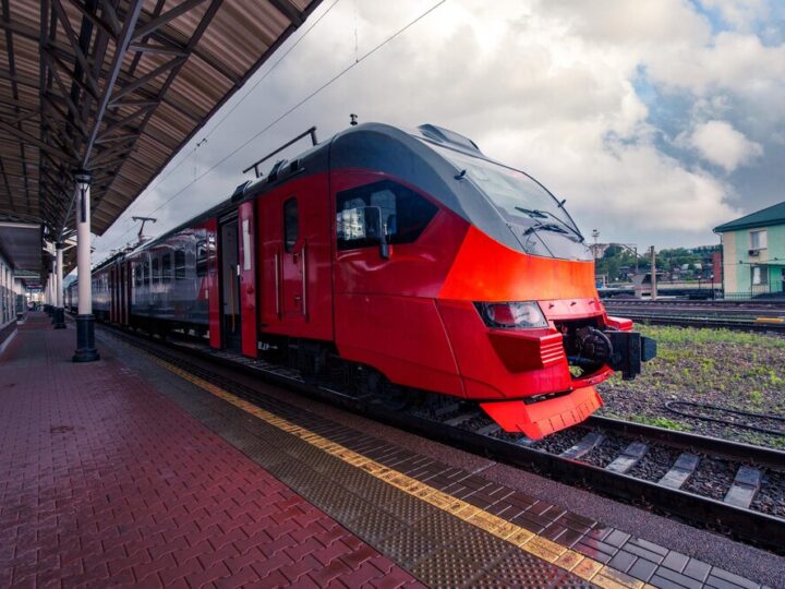 Nowe perony i szybsze pociągi – modernizacja trasy Kraków – Tunel w toku!