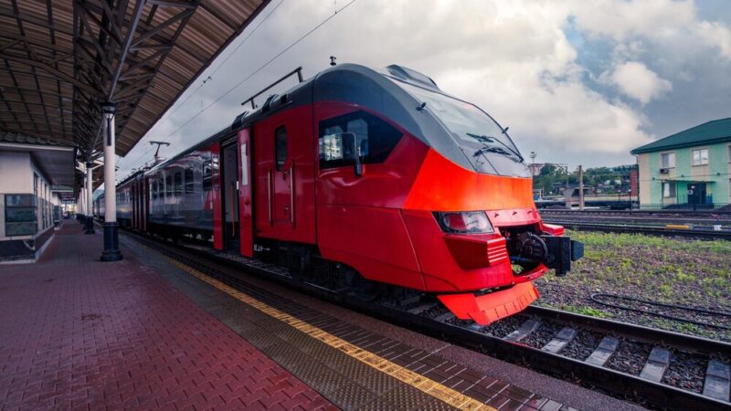 Nowe perony i szybsze pociągi – modernizacja trasy Kraków – Tunel w toku!