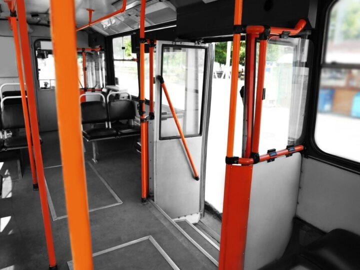 Krakowscy kierowcy autobusów rezygnują po dwóch miesiącach pracy – co ich do tego zmusza?