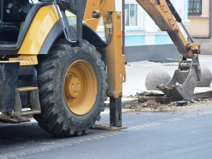 Awaria maszyny paraliżuje ruch w Krzeszowicach – drogi znów zamknięte!