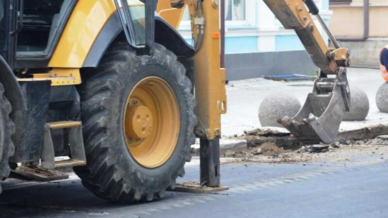 Awaria maszyny paraliżuje ruch w Krzeszowicach – drogi znów zamknięte!