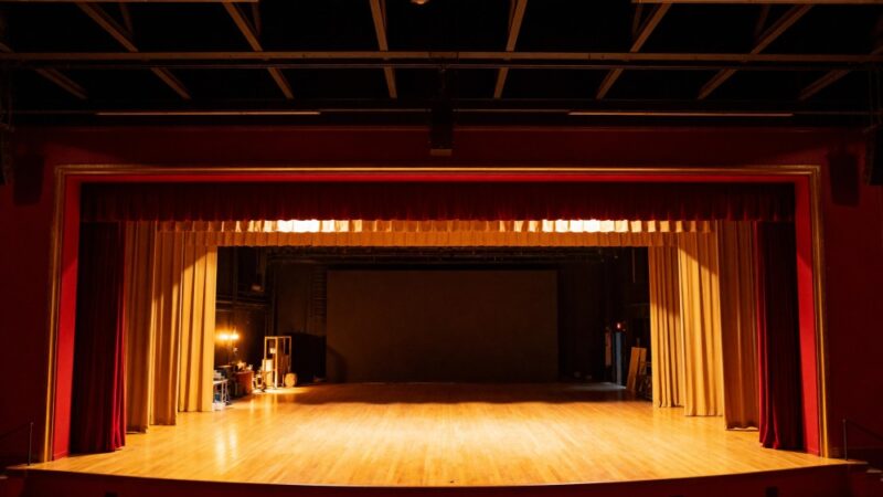 Teatralna Rewolucja: Boska Komedia 2023 Rozpoczyna Się od Prapremiery Holzinger!
