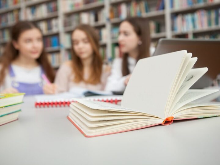 Krakowskie policjantki walczą z przemocą rówieśniczą: edukacja dla młodzieży w akcji!