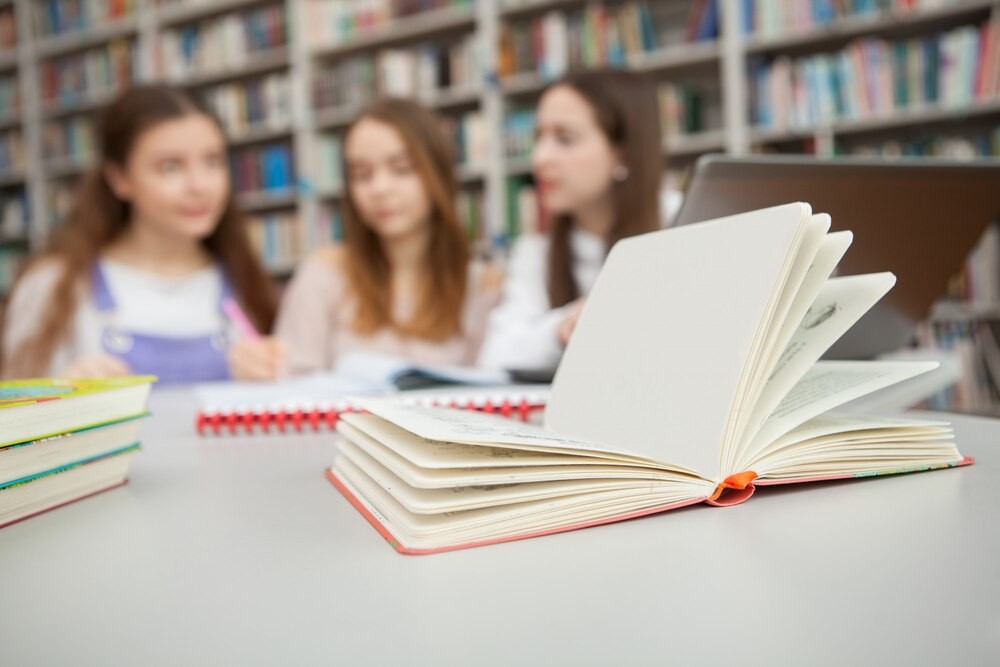 Krakowskie policjantki walczą z przemocą rówieśniczą: edukacja dla młodzieży w akcji!