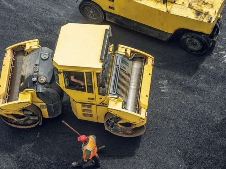 Gmina Gdów modernizuje drogi: podpisano umowy na nowe chodniki