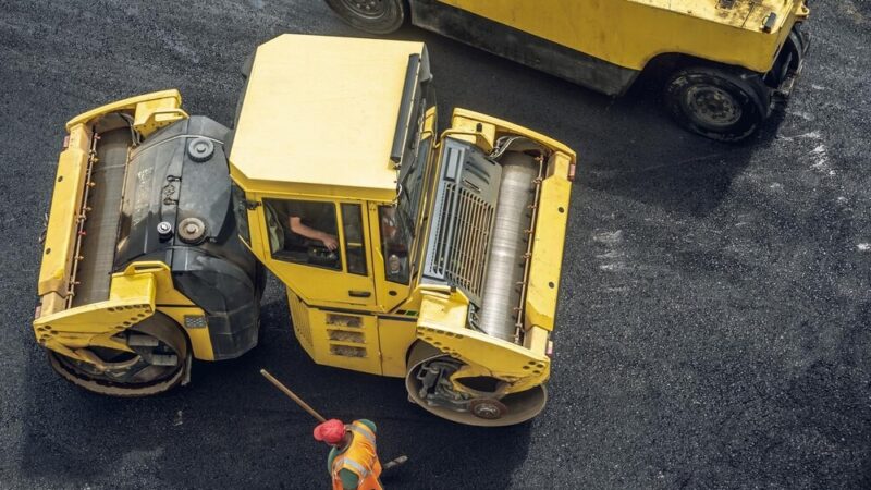 Gmina Gdów modernizuje drogi: podpisano umowy na nowe chodniki