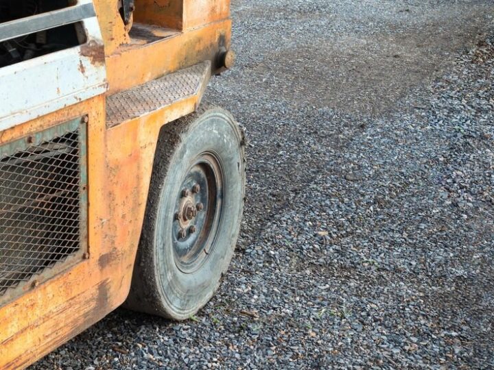 Zmiany w kursach linii J1 z powodu zamknięcia drogi powiatowej nr 2030K 31 października 2025 r.