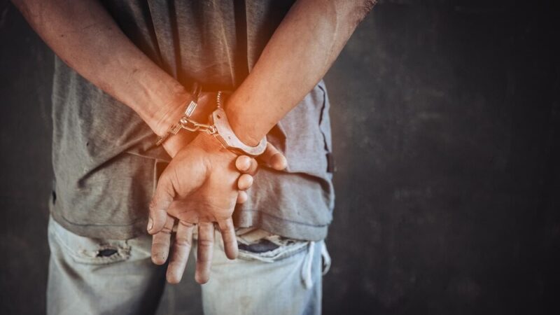 40-latek w rękach policji z półtora kilograma narkotyków w samochodzie i domu
