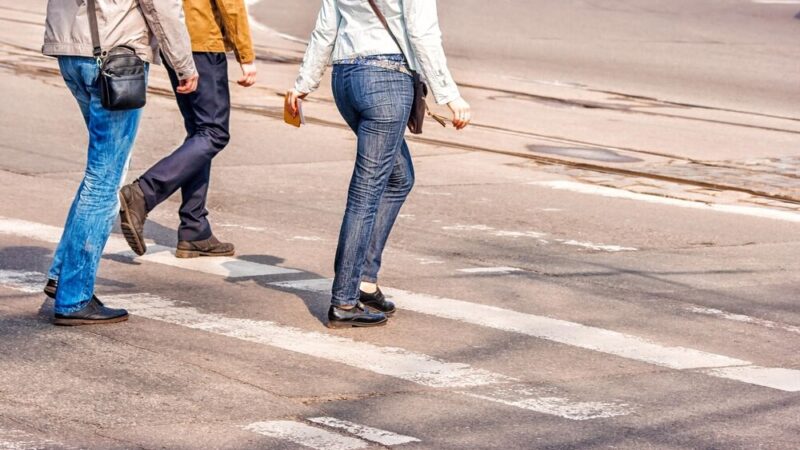 Noś odblaski, aby być widocznym i bezpiecznym na drodze!