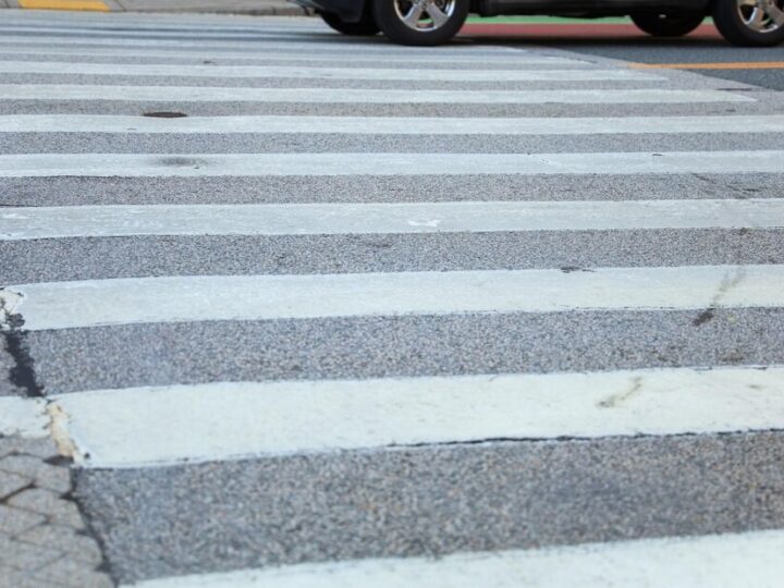 Bezpieczni seniorzy na drodze: policjanci edukują w Krakowie