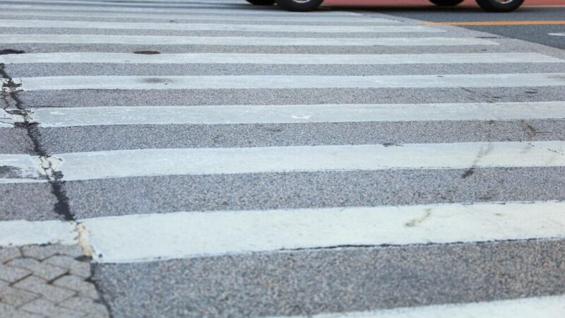 Bezpieczni seniorzy na drodze: policjanci edukują w Krakowie