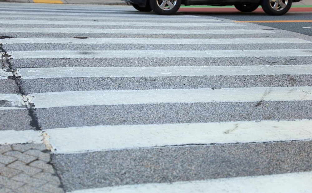 Bezpieczni seniorzy na drodze: policjanci edukują w Krakowie