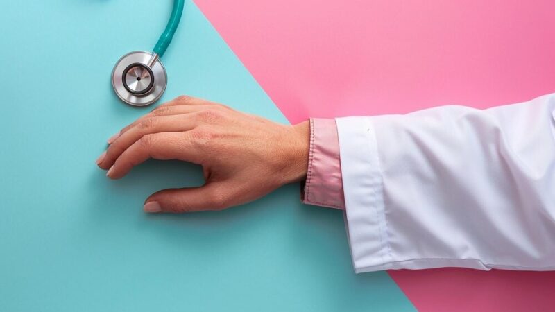 Policjanci uczą przedszkolaki bezpieczeństwa z psem w roli głównej