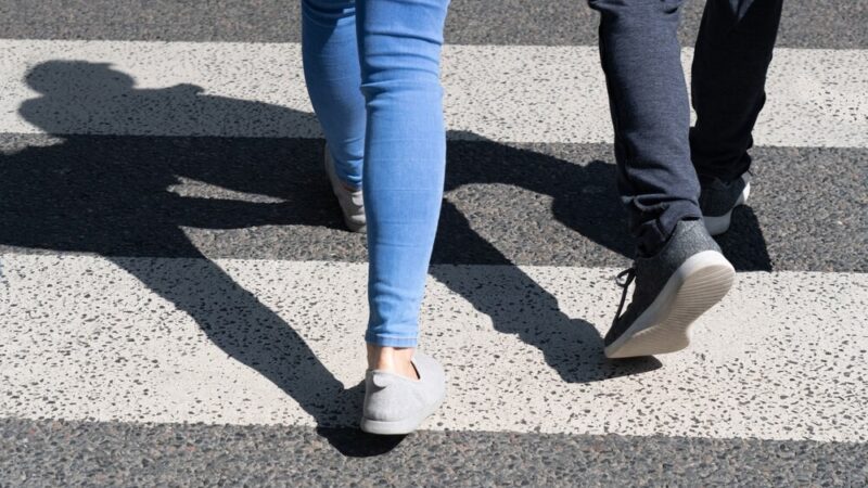 Bezpieczne drogi dla najmłodszych: Policjanci uczą dzieci w przedszkolu