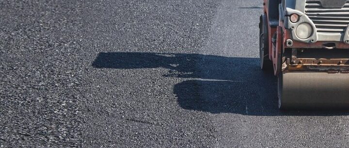 Remonty dróg w Gminie Kłaj – nowe umowy podpisane!