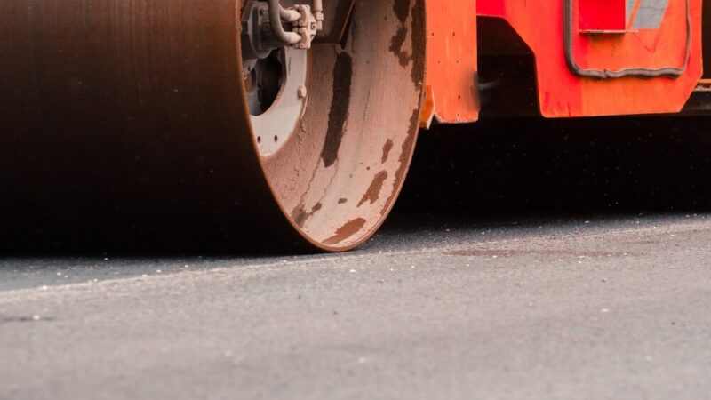 Deszcz opóźnia budowę drogi w Lusinie