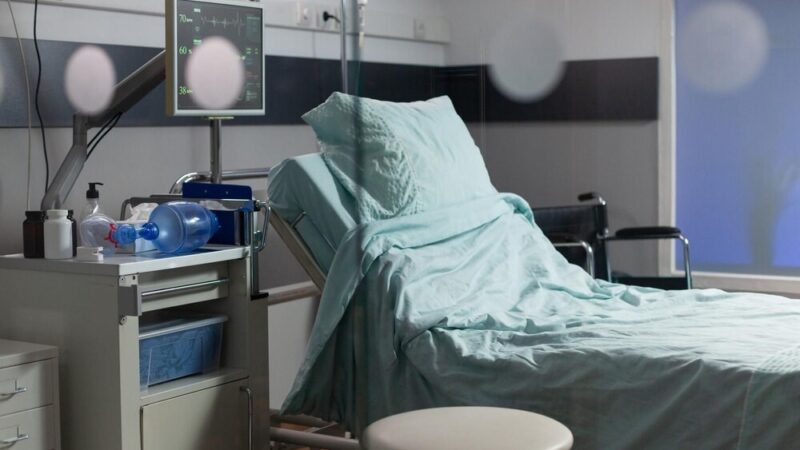 Mundurowi uczą przedszkolaków bezpiecznego poruszania się po drogach