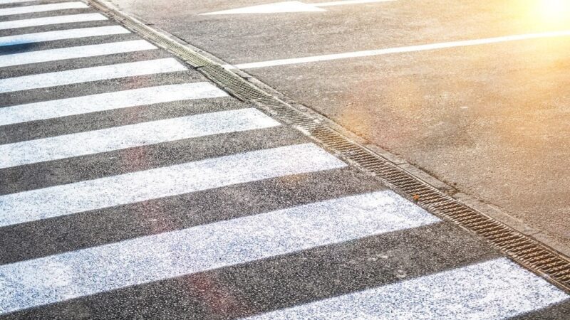 Wstrząsające potrącenie na przejściu: 16-latek w rękach strażników