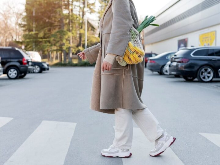 Bezpieczni seniorzy: Policjanci uczą, jak unikać oszustw