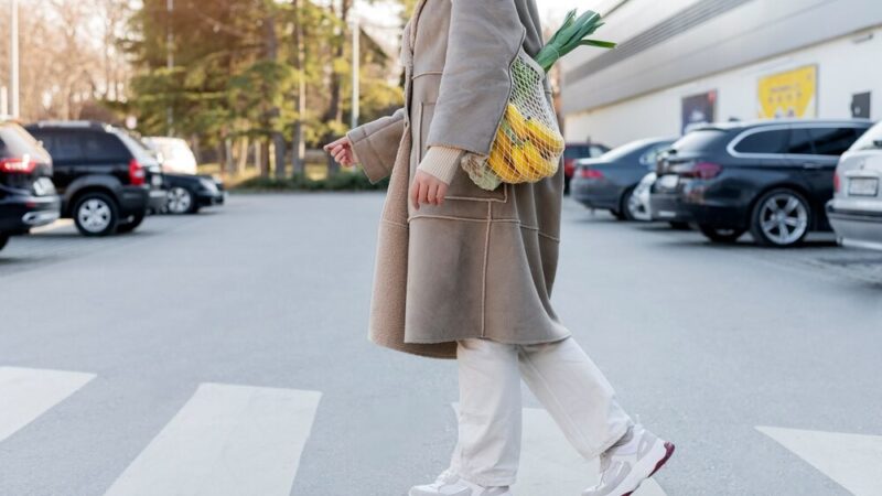 Bezpieczni seniorzy: Policjanci uczą, jak unikać oszustw