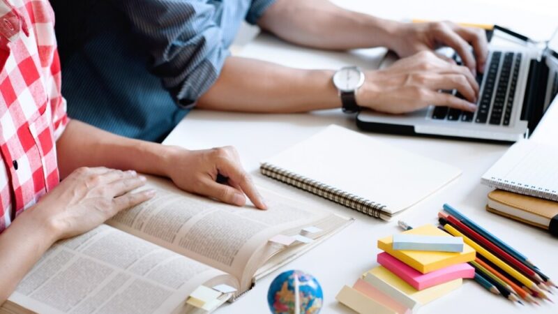 Seniorzy w Niepołomicach: Edukacja i wsparcie na Dzień Seniora!