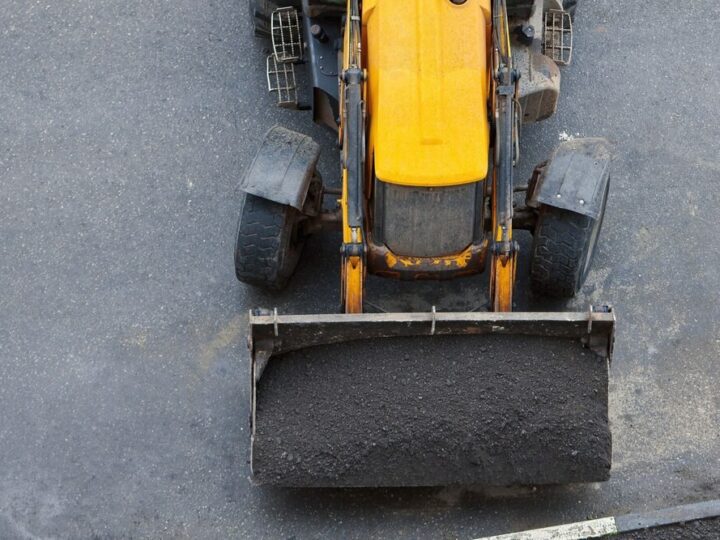 Utrudnienia na DW 966: Prace przy chodniku w Biskupicach i Trąbkach trwają!