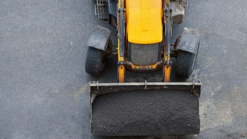 Utrudnienia na DW 966: Prace przy chodniku w Biskupicach i Trąbkach trwają!