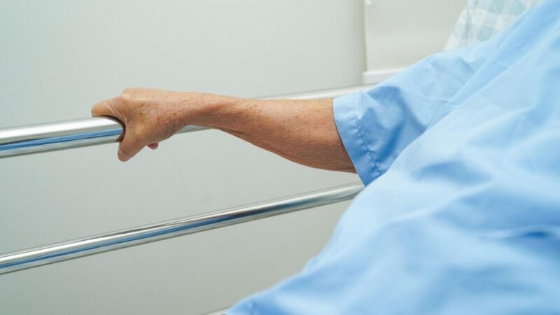 Bezpieczne poruszanie się w świecie – policjantka edukuje młodzież