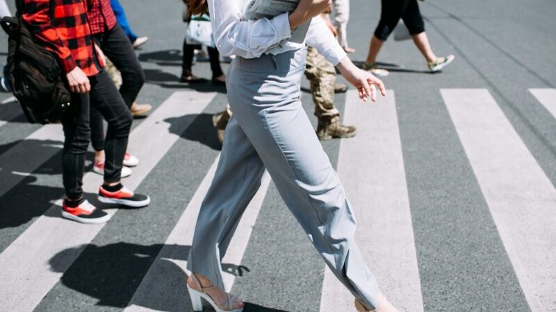 Bezpieczne drogi: Policjanci uczą krakowską młodzież życia na drodze