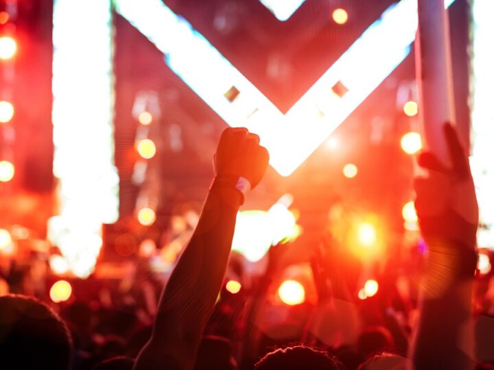 Kraków świętuje Mikołajki: Rekordowe karaoke i magiczne rozświetlenie choinki!