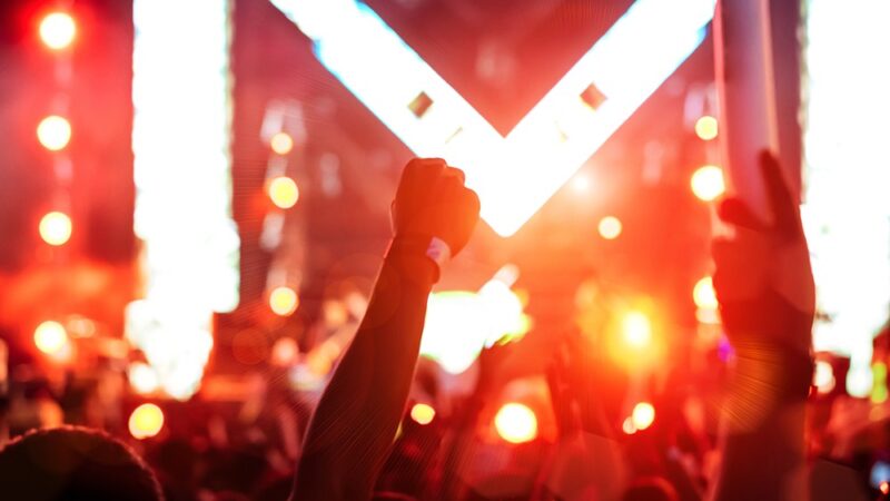 Kraków świętuje Mikołajki: Rekordowe karaoke i magiczne rozświetlenie choinki!