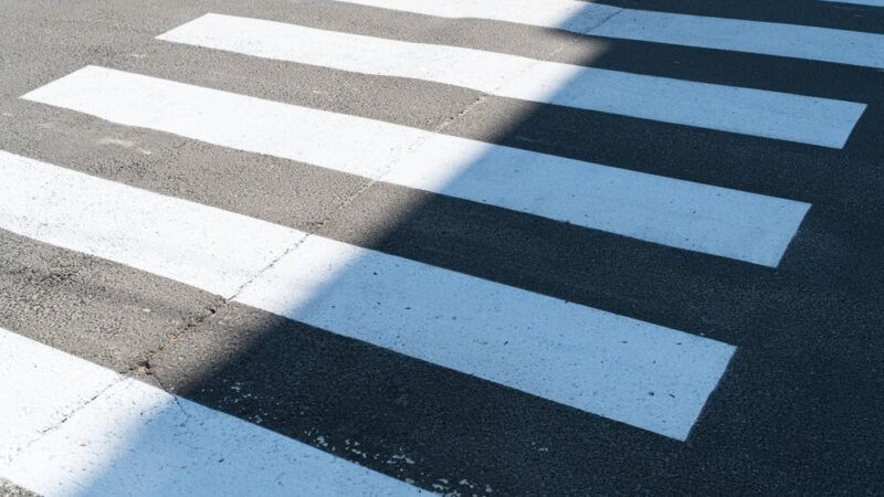 Mężczyzna z urazem głowy uratowany przez świadków na przystanku MPK